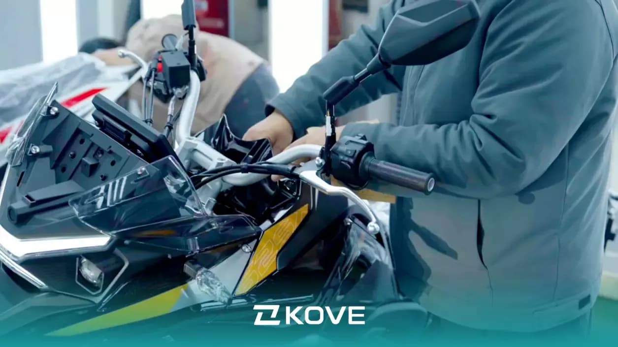 Inspección de una moto en la línea de la planta de KOVE en Chengdú