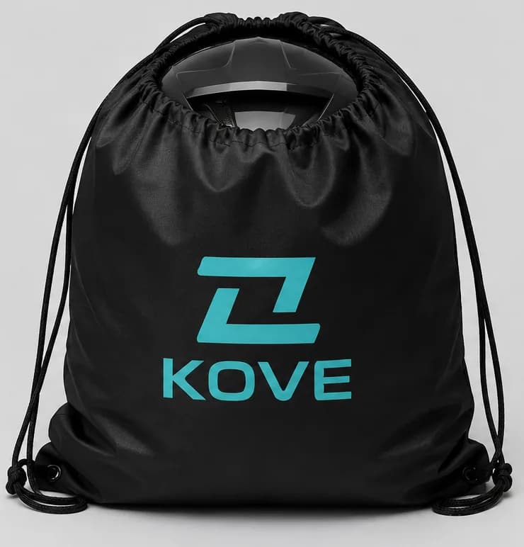 Bolsa de cordón negra con el logotipo KOVE impreso en verde agua en el centro, cierre fruncido en la parte superior y cordones negros que bajan hasta ojales en las esquinas inferiores