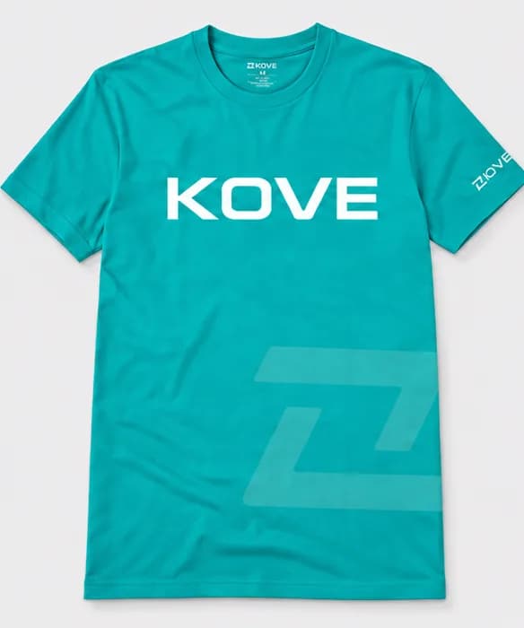 Camiseta verde agua de manga corta con la palabra «KOVE» impresa en blanco y en grande sobre el pecho, el símbolo de la marca en tono sobre tono en la parte inferior y una etiqueta pequeña en una manga