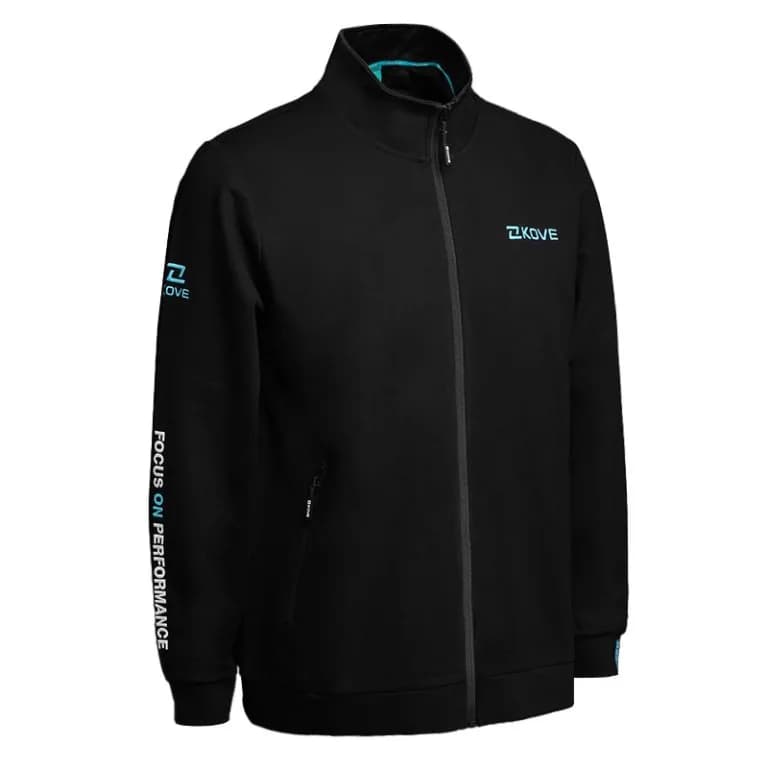 Chaqueta de punto negra con cuello alto y cremallera completa, logotipo KOVE en azul en el pecho y el lema vertical «FOCUS ON PERFORMANCE» impreso en el costado