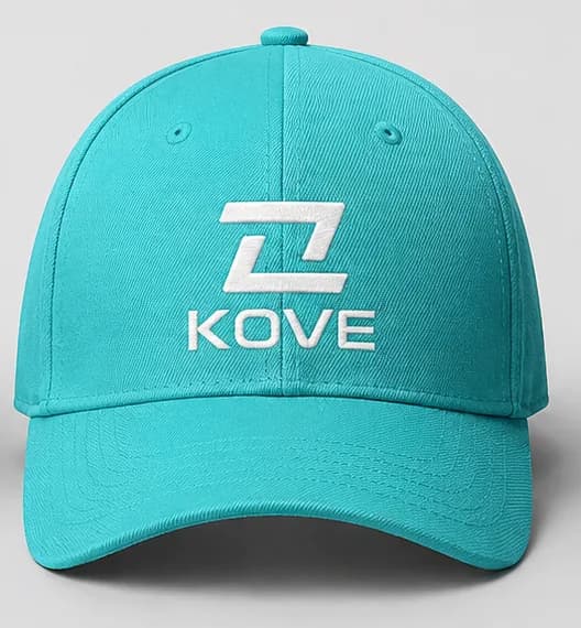 Gorra de béisbol verde agua con el logotipo KOVE bordado en blanco en el frente —el símbolo sobre la palabra—, visera curva y ojales de ventilación en los paneles laterales